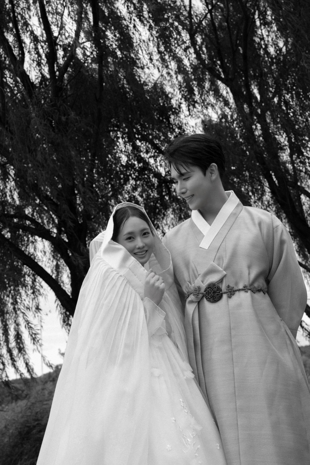 강릉 한복스냅 — 경포호 흑백, 버드나무 아래 커플