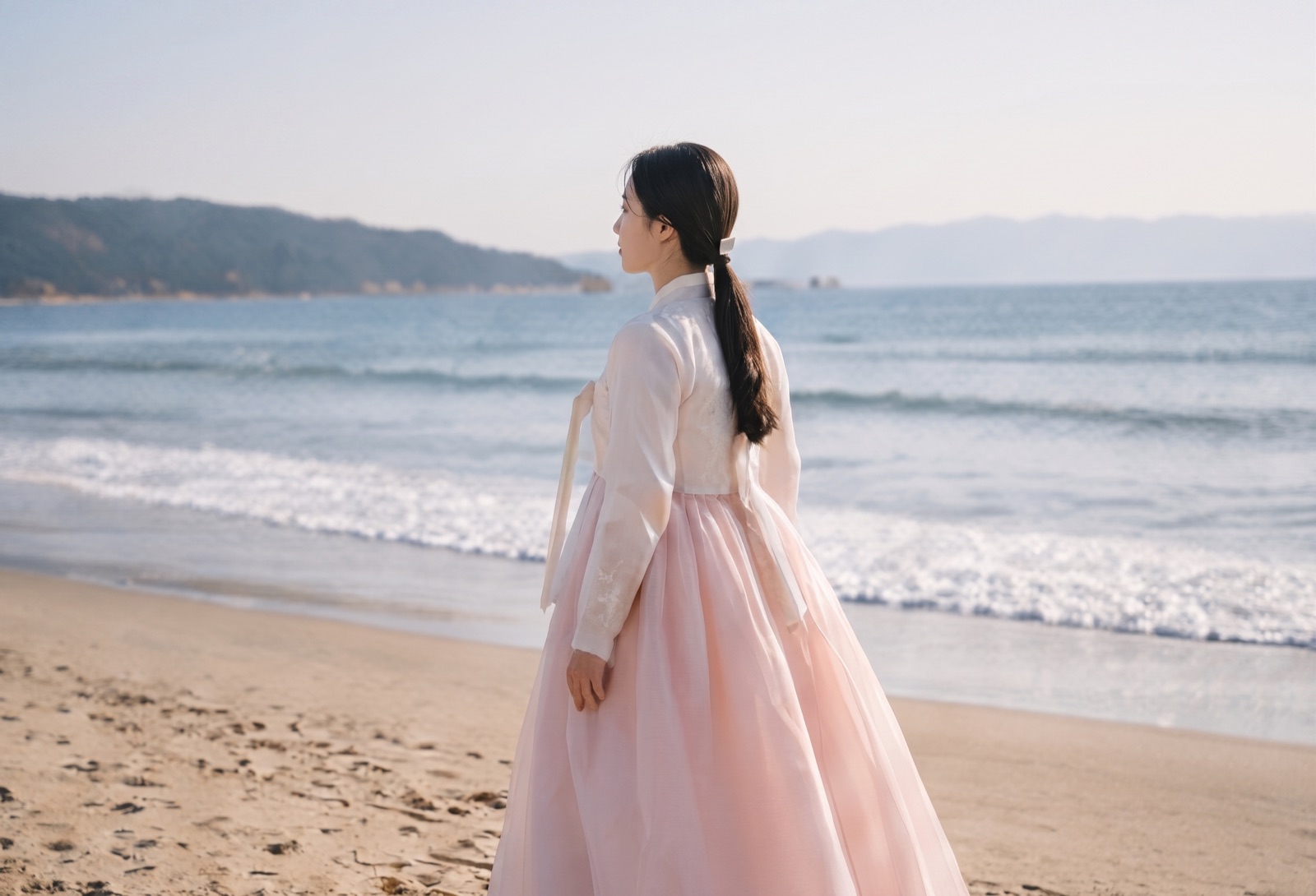 강릉 한복스냅 — 바다를 바라보는 한복 차림의 여성